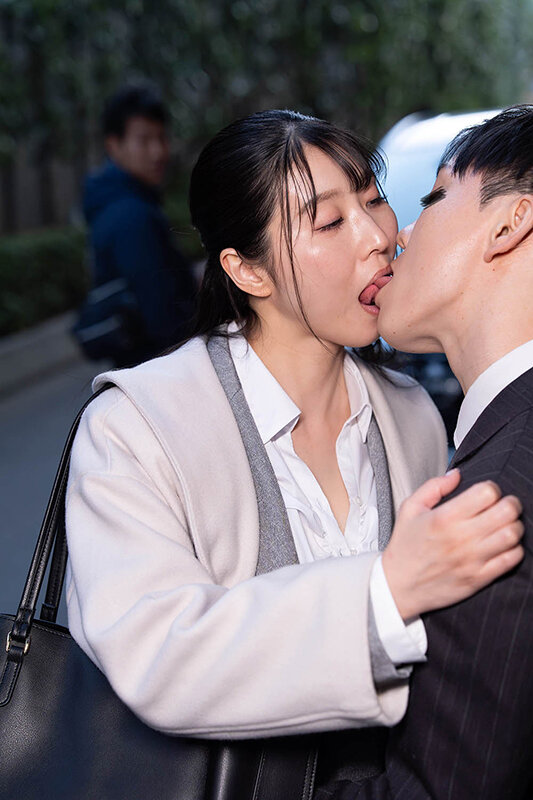 通行人は二度見する！ドラマの主人公のような不意打ち路上キスで火がついた人妻上司は浮気欲が止まらないVOL.2 画像20