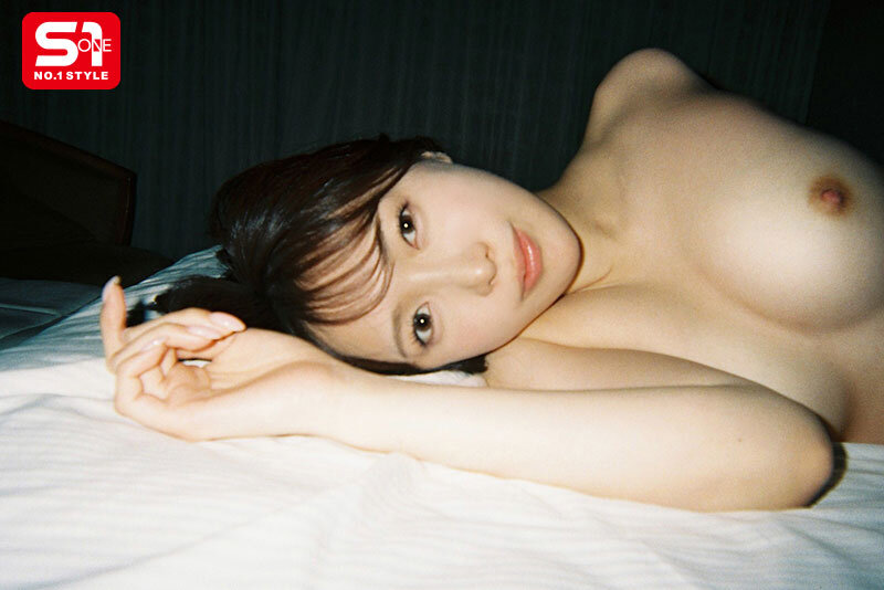 顔も性格もセックスも巨乳ニットもパツパツのジーンズに隠れたお尻も全てが最高のスタイル抜群の骨格ウェーブふんわり柔らか曲線美の俺だけの愛人を早く脱がせてそのカラダを独り占めして一晩中ひたすらにハメまくりたい。 鈴木希 画像2