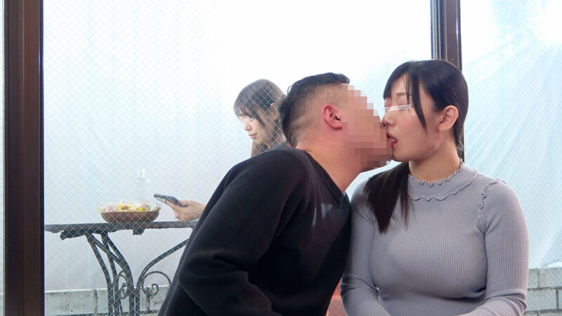 一般男女モニタリングAV マジックミラーの向こうには実の娘(=彼女)!「娘がダメなら私が…」巨乳母がデカチンすぎて童貞卒業できない娘の彼氏を優しく筆おろし!2 フル勃起デカチ○ポを根元まで受け挿れたご無沙汰オマ○コと性欲溢れる童貞チ○ポの中出しセックスは1… 画像3